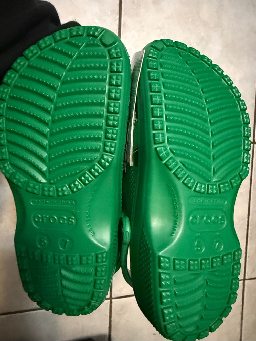 CROCS Classic Clog in Bright Green - Picture 6 of 6
